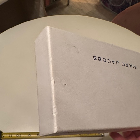 Marc Jacobs White Rectangular Box - Picture 7 of 8